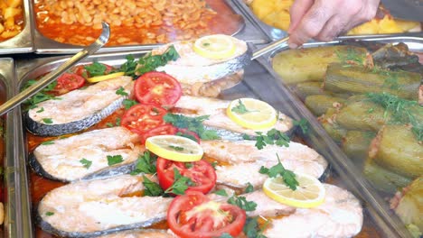 토마토 와 레몬 을 들인 맛 있는 증기 로 만든 연어