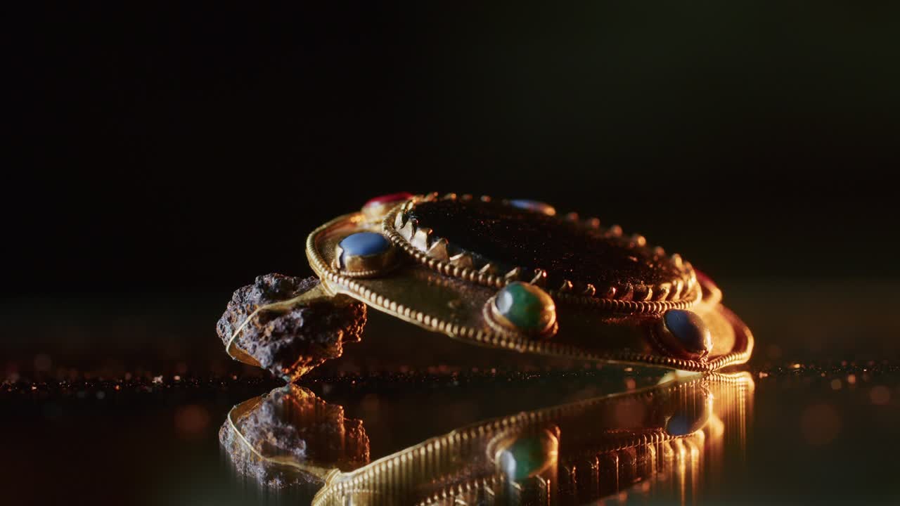 2000년 전 스키타이 신부의 황금 브로치, 오래된 귀걸이, 는 바, 발굴 과정에서 발견된 빈티지 보석, 종교, 클로즈업.