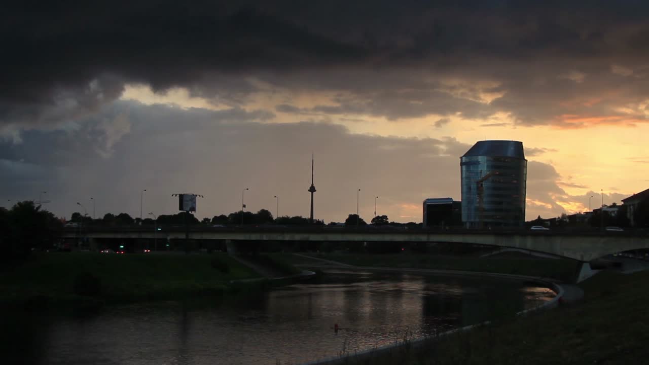 nubes de puesta de sol sobre el puente y el río neris en la ciudad capital vilnius, lituania, estados bálticos, europa