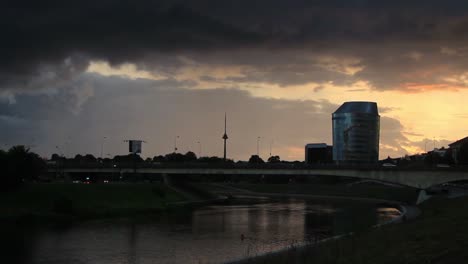 Nubes-De-Puesta-De-Sol-Sobre-El-Puente-Y-El-Río-Neris-En-La-Ciudad-Capital-Vilnius,-Lituania,-Estados-Bálticos,-Europa