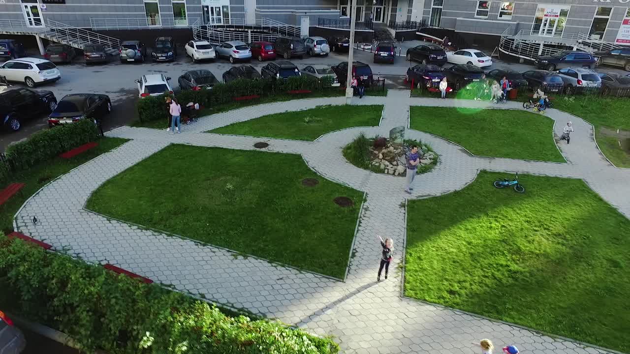 parque de la ciudad con personas y niños