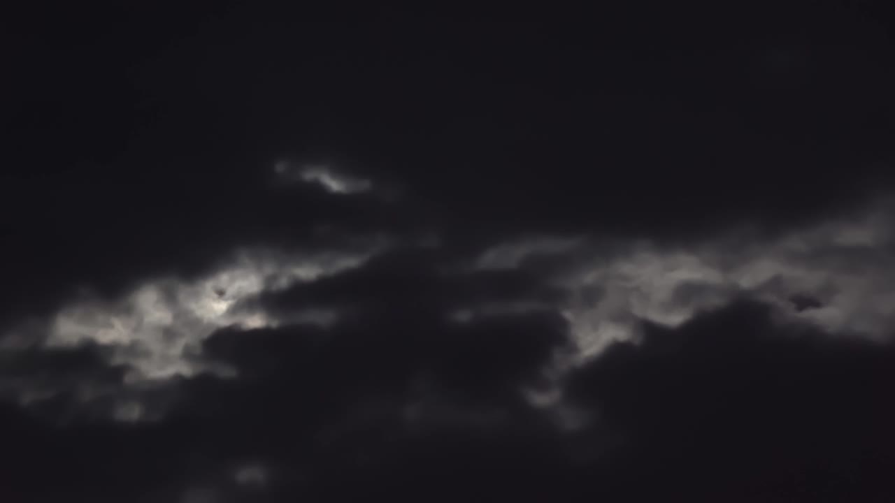 보름달에 하늘에서 흐르는 구름