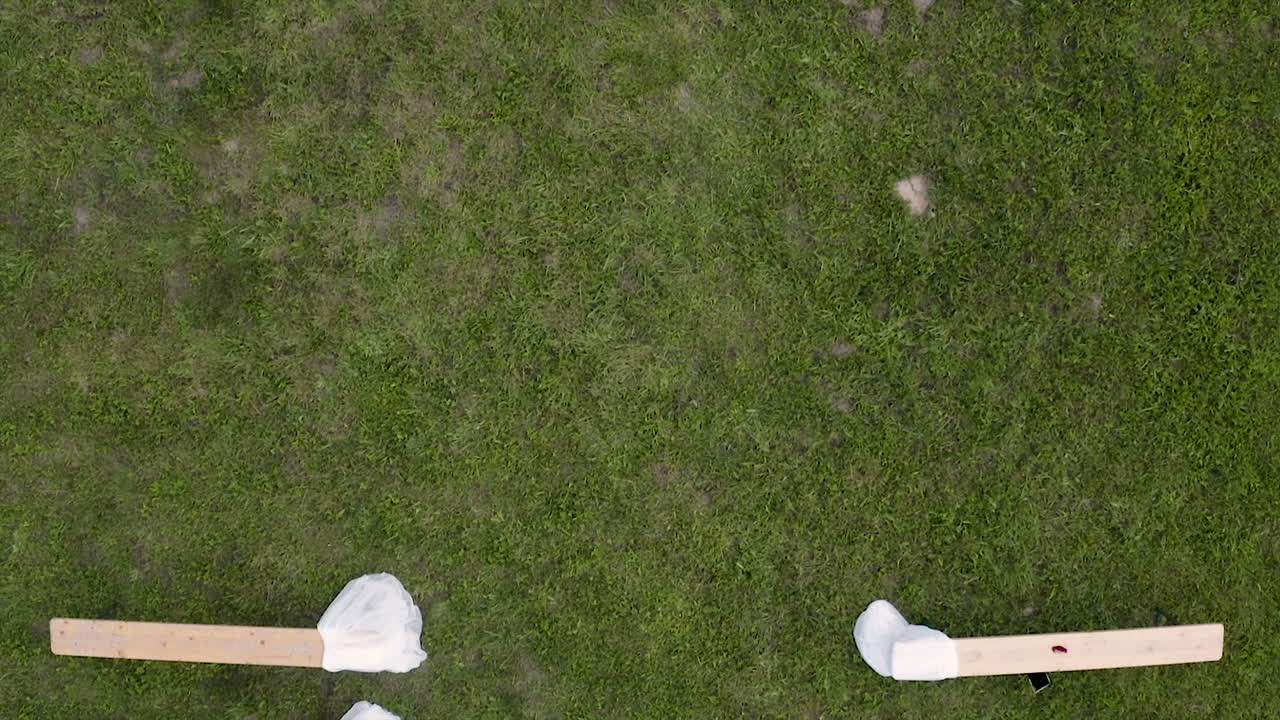 장식 된 야외 결혼 제단 과 잔디  에 있는 벤치, 체키아