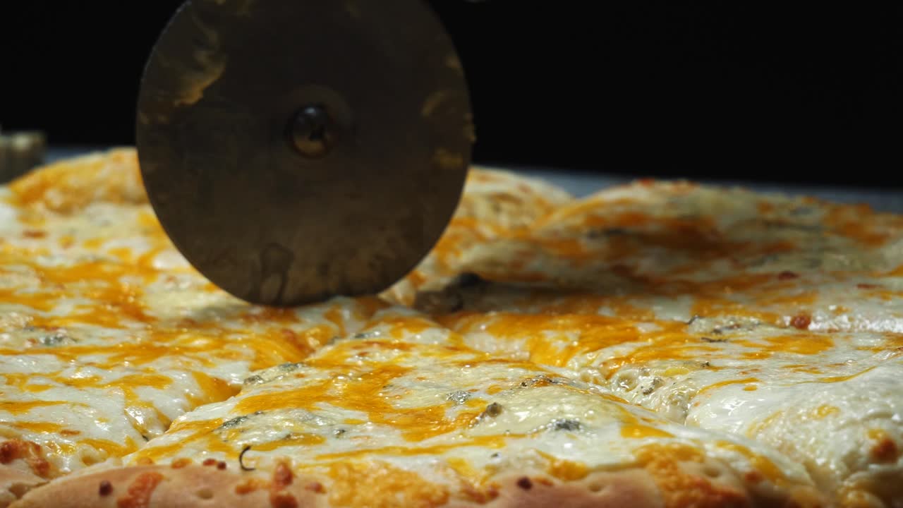 primer plano de una pizza de queso en rodajas