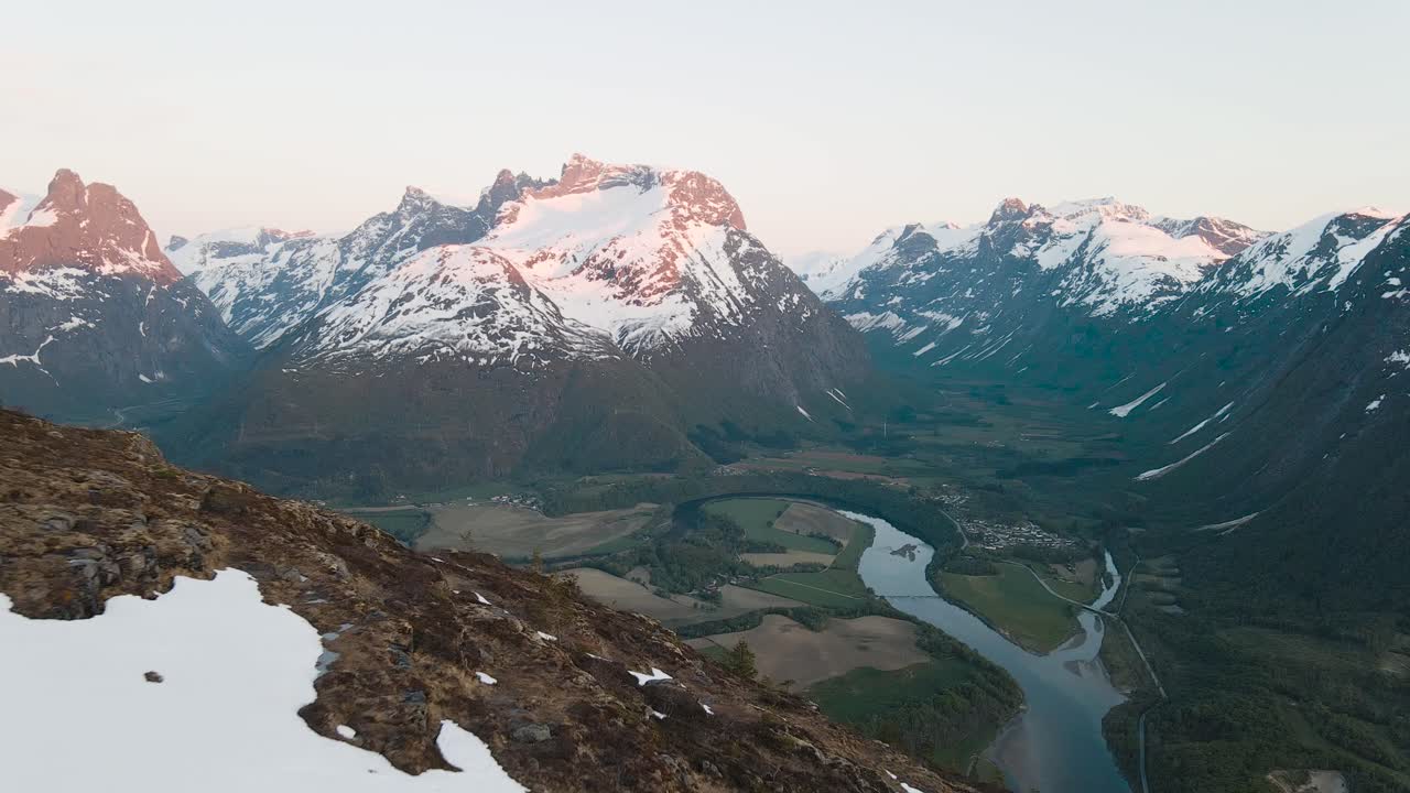 En fantastisk utsikt fra fjelltoppen like etter solnedgang langs den berømte turstien Romsdalseggen i Norge nær Åndalsnes