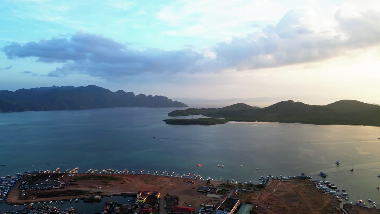 Filipinler'deki Coron Limanı'ndan Tapyas Dağı'na Gün Batımı Manzarası.