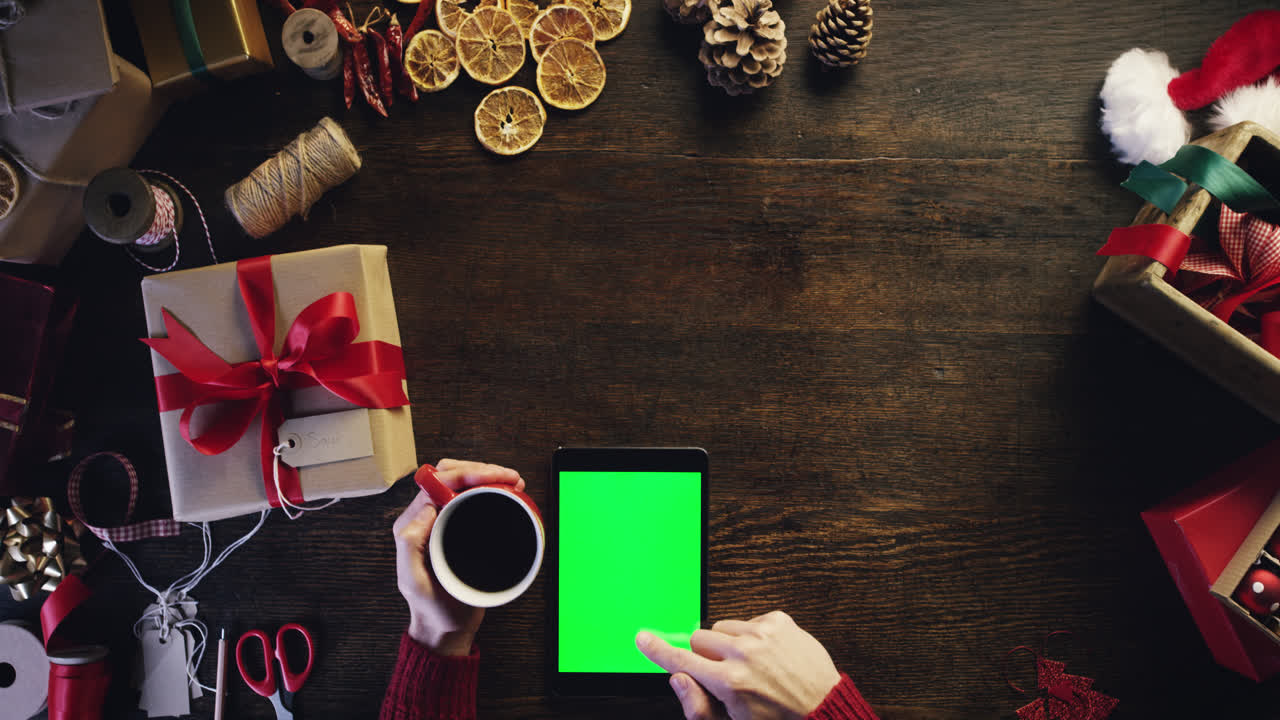 vista superior manos de navidad usando pantalla táctil tableta navidad presenta lista de compras desde arriba - dragón épico rojo