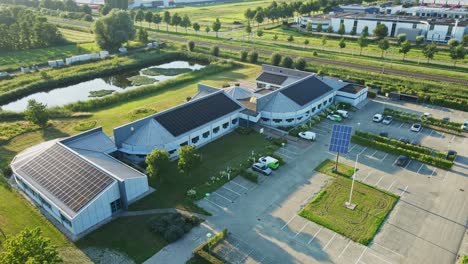 Ausleger-Eines-Großen-Bürogebäudes-Mit-Dach,-Das-Mit-Solarpaneelen-Gefüllt-Ist,-Die-Grüne-Energie-Liefern
