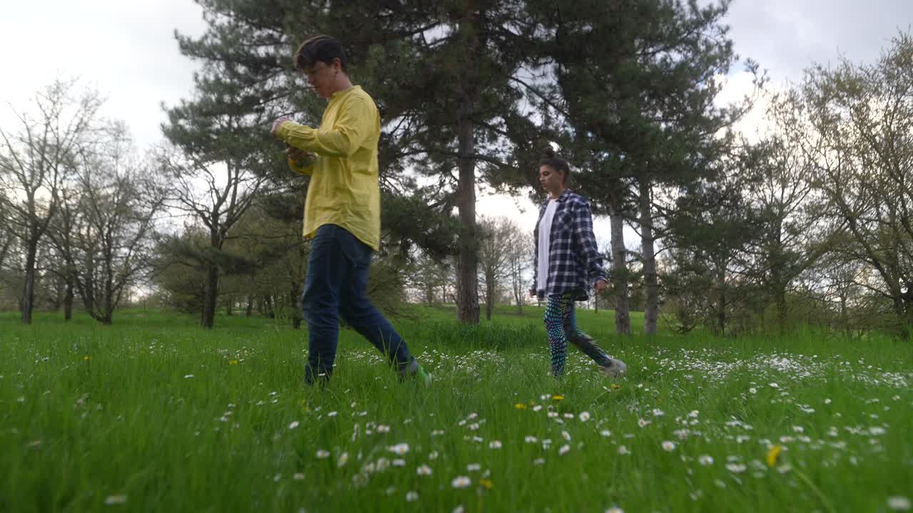 공원에서 하루를 즐기는 부부