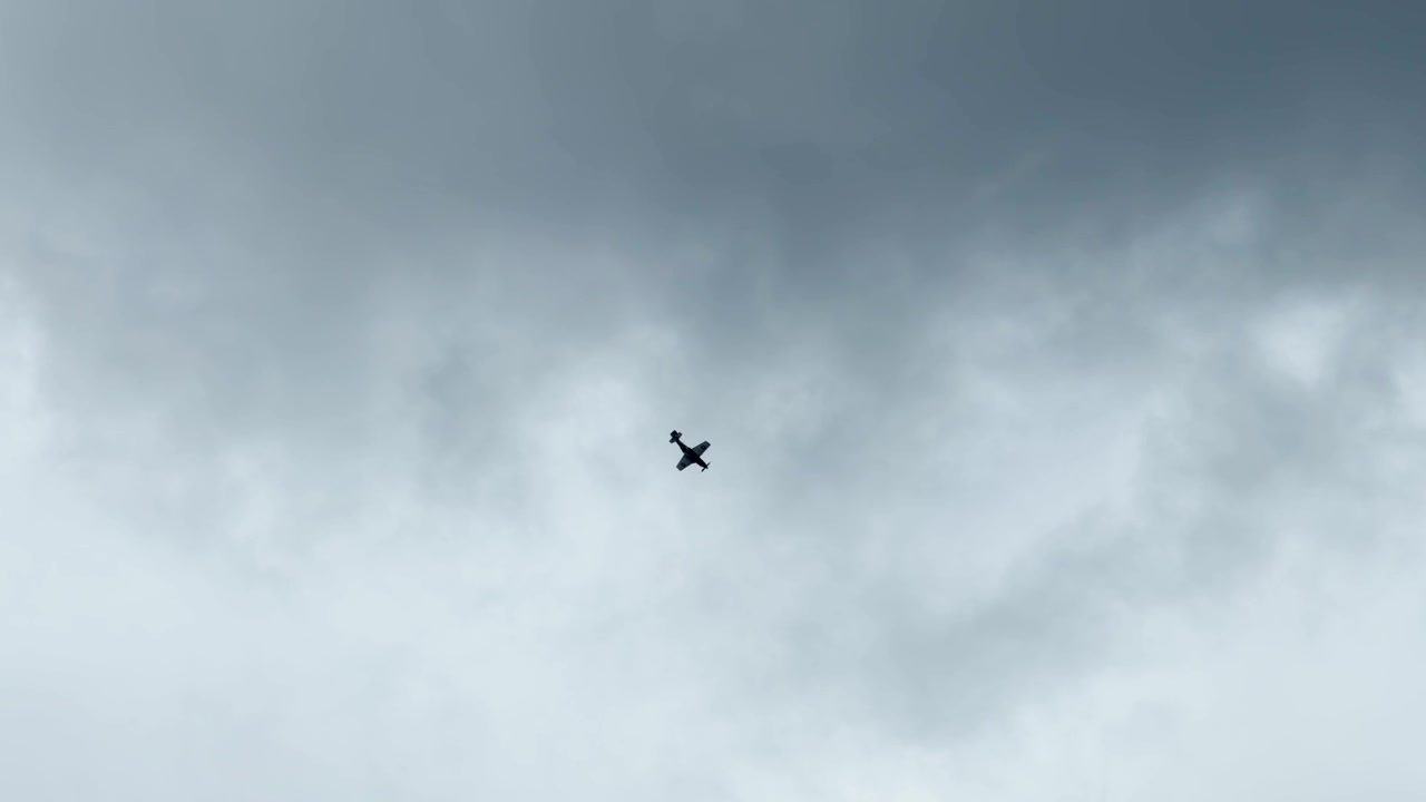 オーストラリアの曇り空を背景に、旋回飛行を行う歴史的な軍用機