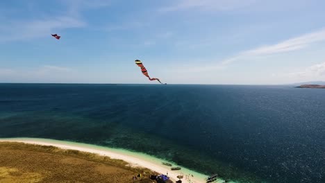 Drohne-Nah-Oben-Zum-Drachenfliegen-über-Einer-Tropischen-Insel-Mit-Weißem-Sand-Einsamer-Strand-Auf-Der-Insel-Kenawa,-Sumbawa,-Indonesien,-Wunderschöne-Wilde-Naturlandschaft-Archipel