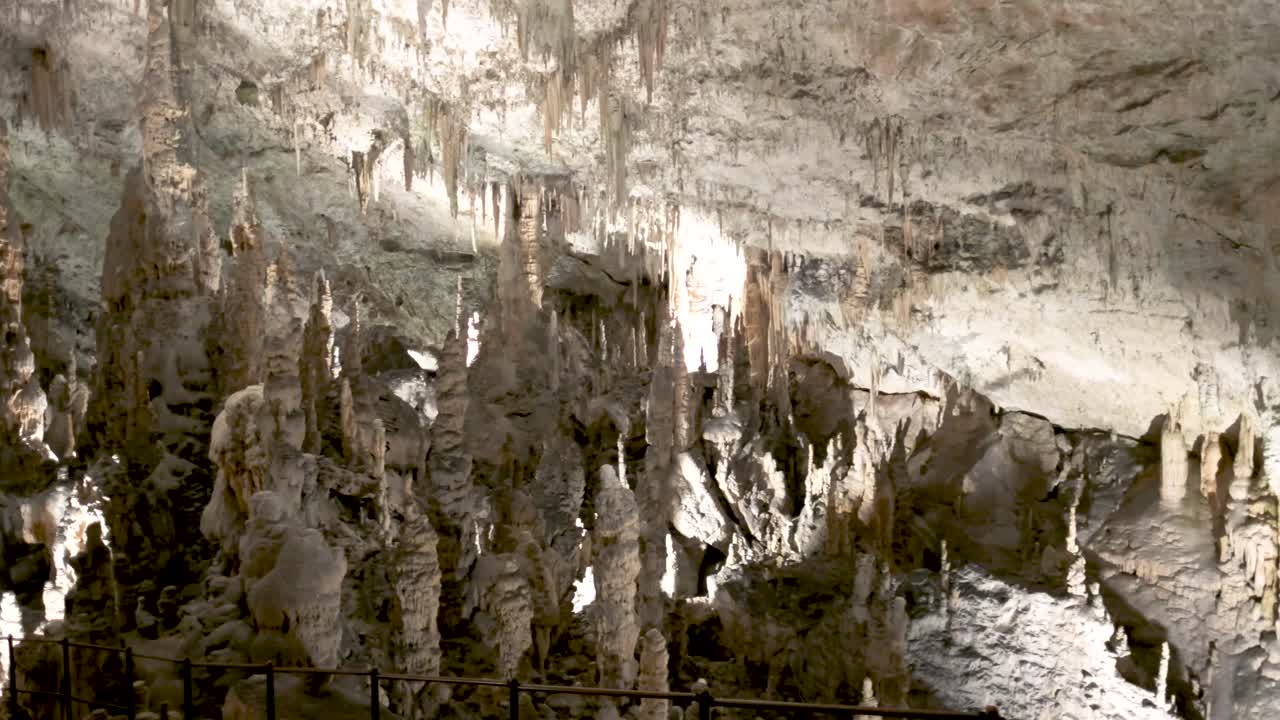 panorámica interior de las cuevas de postojna sobre estalagmitas estalactitas