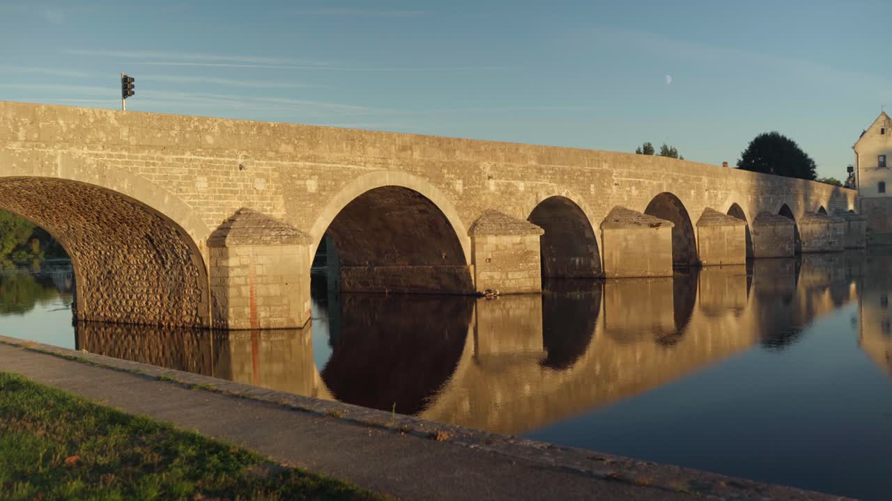 el puente de montrichard sobre el idílico río cher en francia