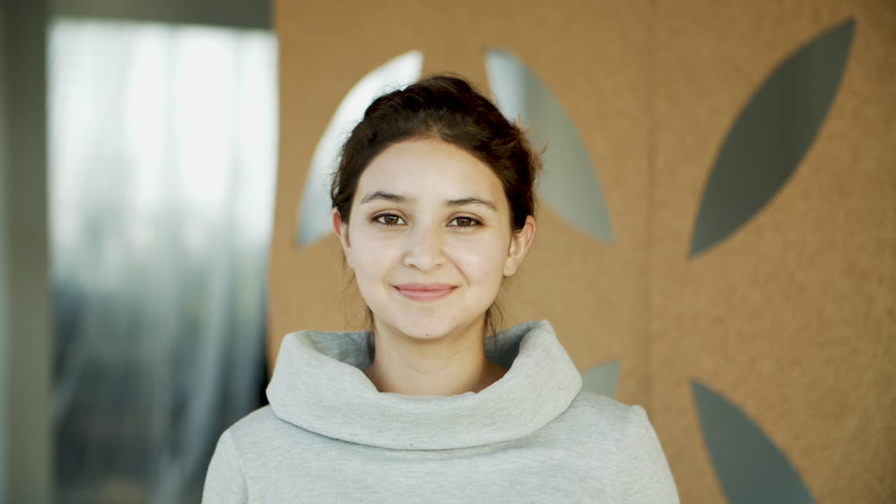 vista frontal de una hermosa mujer joven con una sonrisa dentada