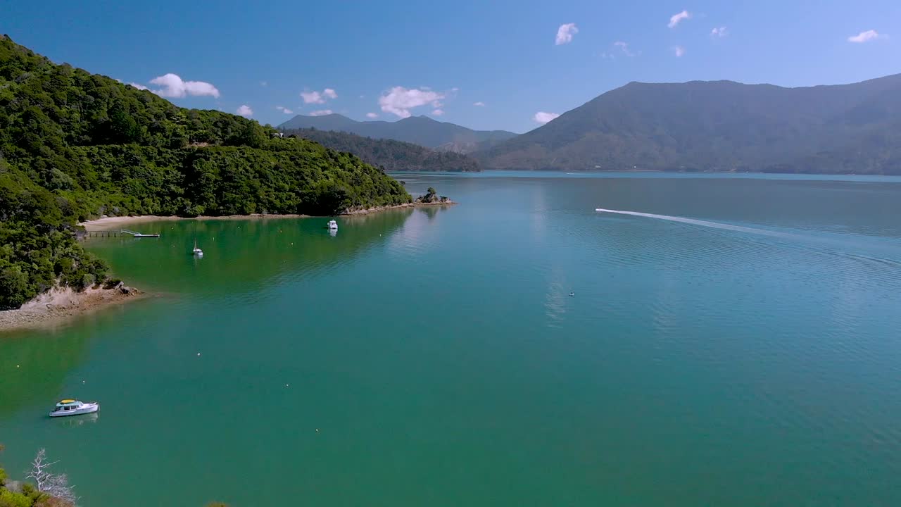 toma aérea de veleros y bahías en el sonido de la reina charlotte, sonidos de marlborough, isla del sur, nueva zelanda