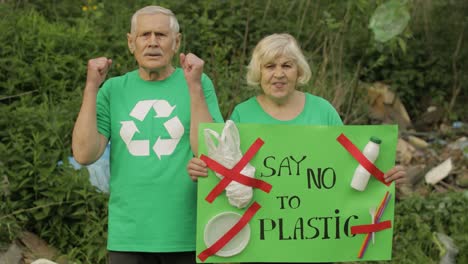 Ältere-Freiwillige-Mit-Protestplakat-Sagen-Nein-Zu-Plastik.-Naturverschmutzung.-Müll-Recyceln