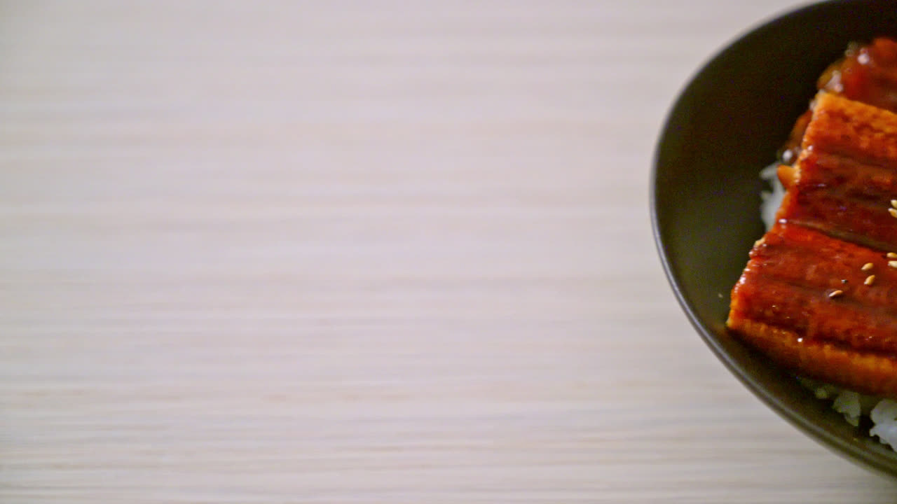 anguila japonesa a la parrilla con tazón de arroz o unagi don - estilo de comida japonesa