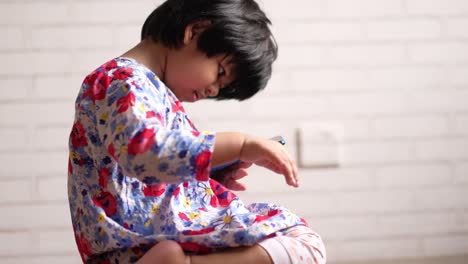 niña pequeña jugando con un teléfono