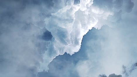 Ein-Gewitter-Und-Blitz-In-Den-Dicken-Wolken