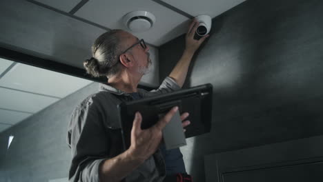 técnico instalando una cámara de seguridad