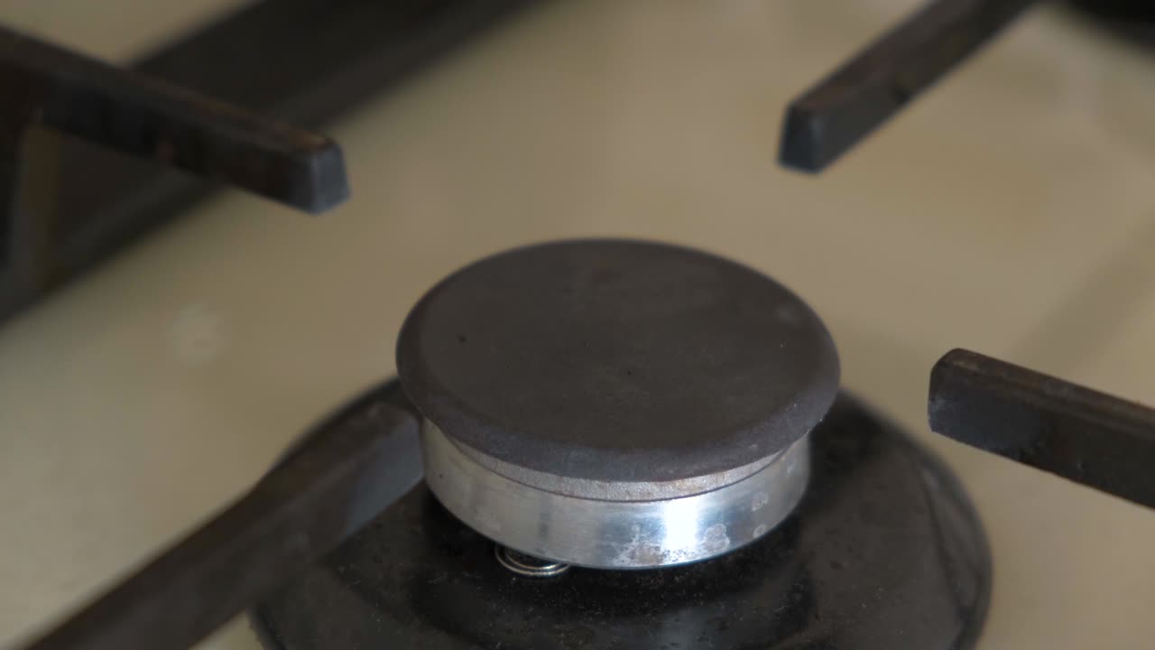 국내 주방 스토브에서 파란 불의 클로즈업. 불타는 불꽃과 함께 가스 커 프로판 가스.