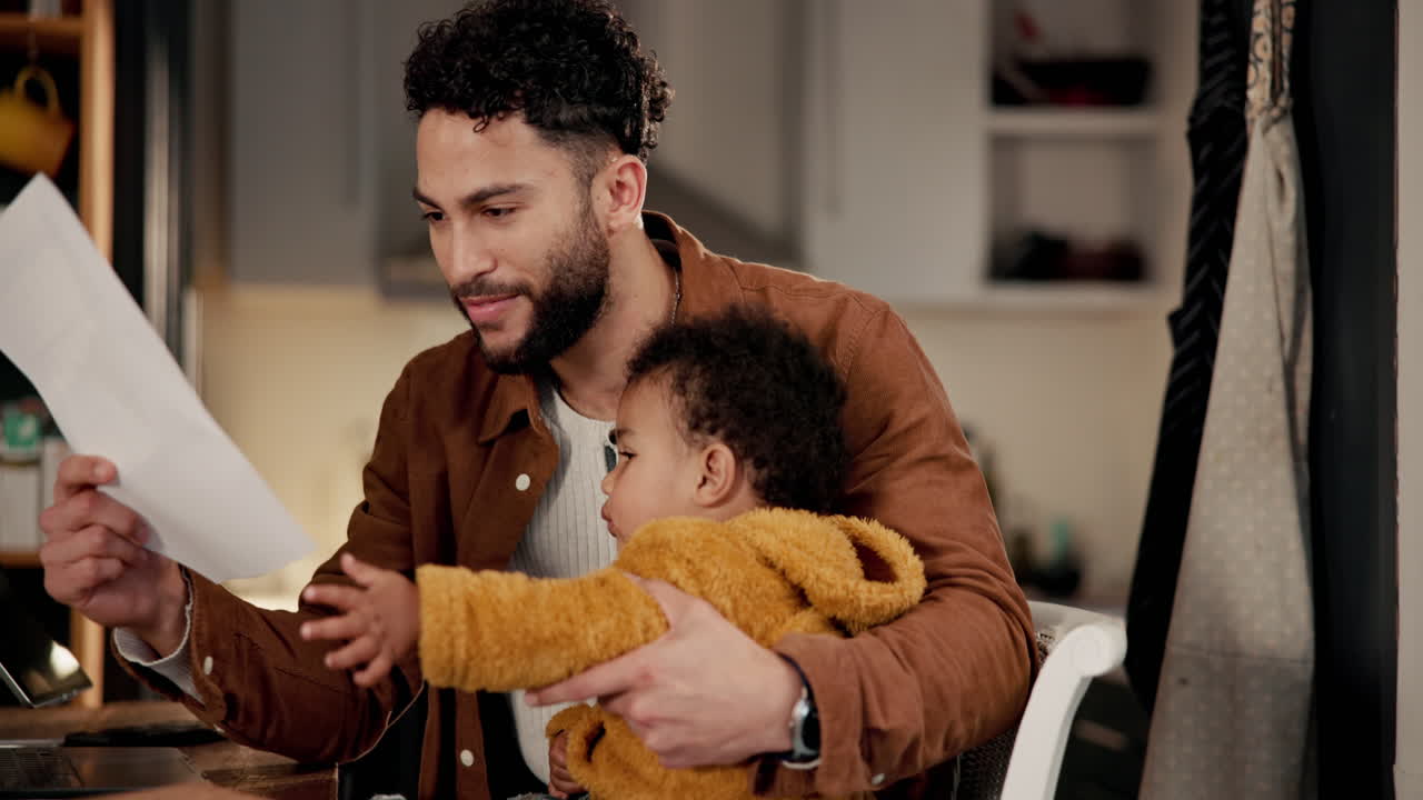 padre y bebé en casa trabajando juntos