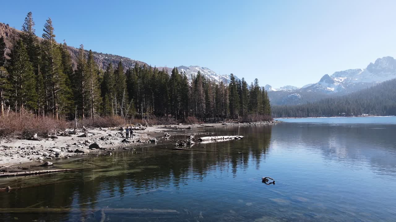drone volando cerca del agua en un lago alpino en lagos gigantescos