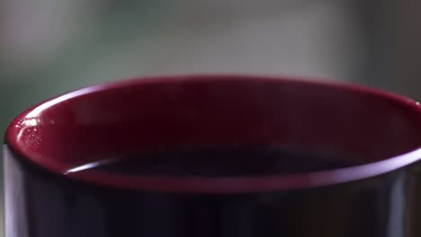 primo piano di caffè che gocciola in una tazza fumante, 4k