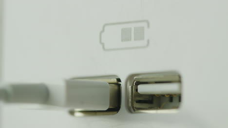 puerto de carga y cable