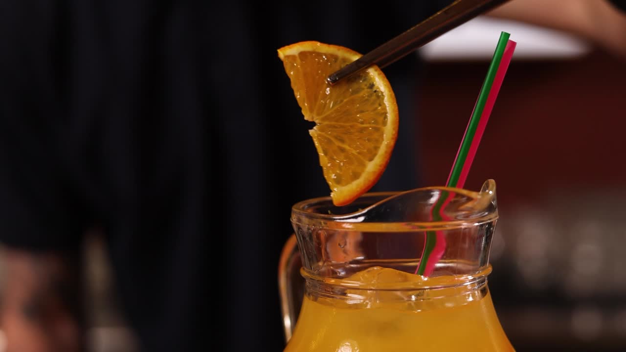 cóctel de jugo de naranja en un bar