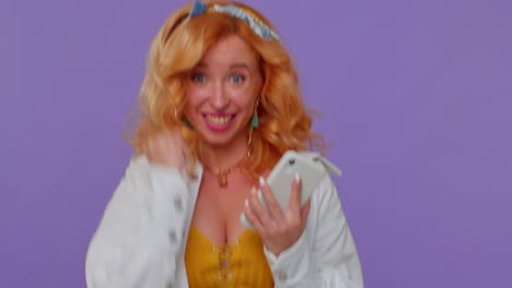 chica usando teléfono móvil escribiendo una nueva publicación en la web, mensaje sms, navegación, adicción a las redes sociales