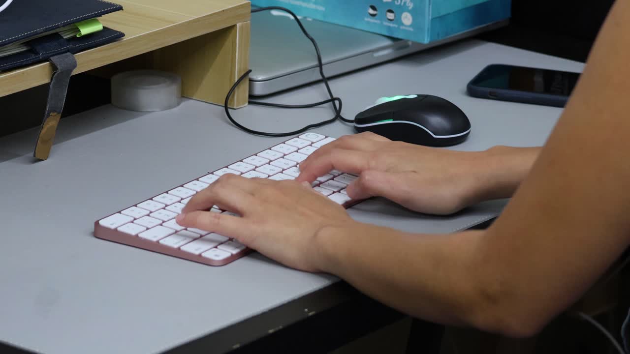persona que escribe rápidamente en un teclado de computadora