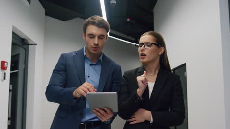 Mujer-De-Negocios-Profesional-Que-Habla-Asistente-Caminando-Por-La-Oficina.-Trabajo-En-Equipo-De-Negocios