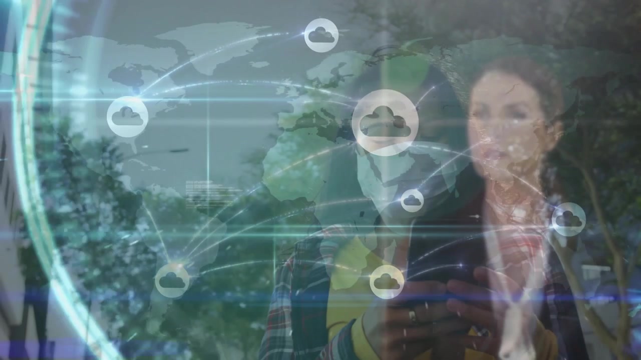 Donna mascherata che tocca il telefono mentre un collega gesticola attivando un HUD che collega nodi cloud per una recensione tecnologica