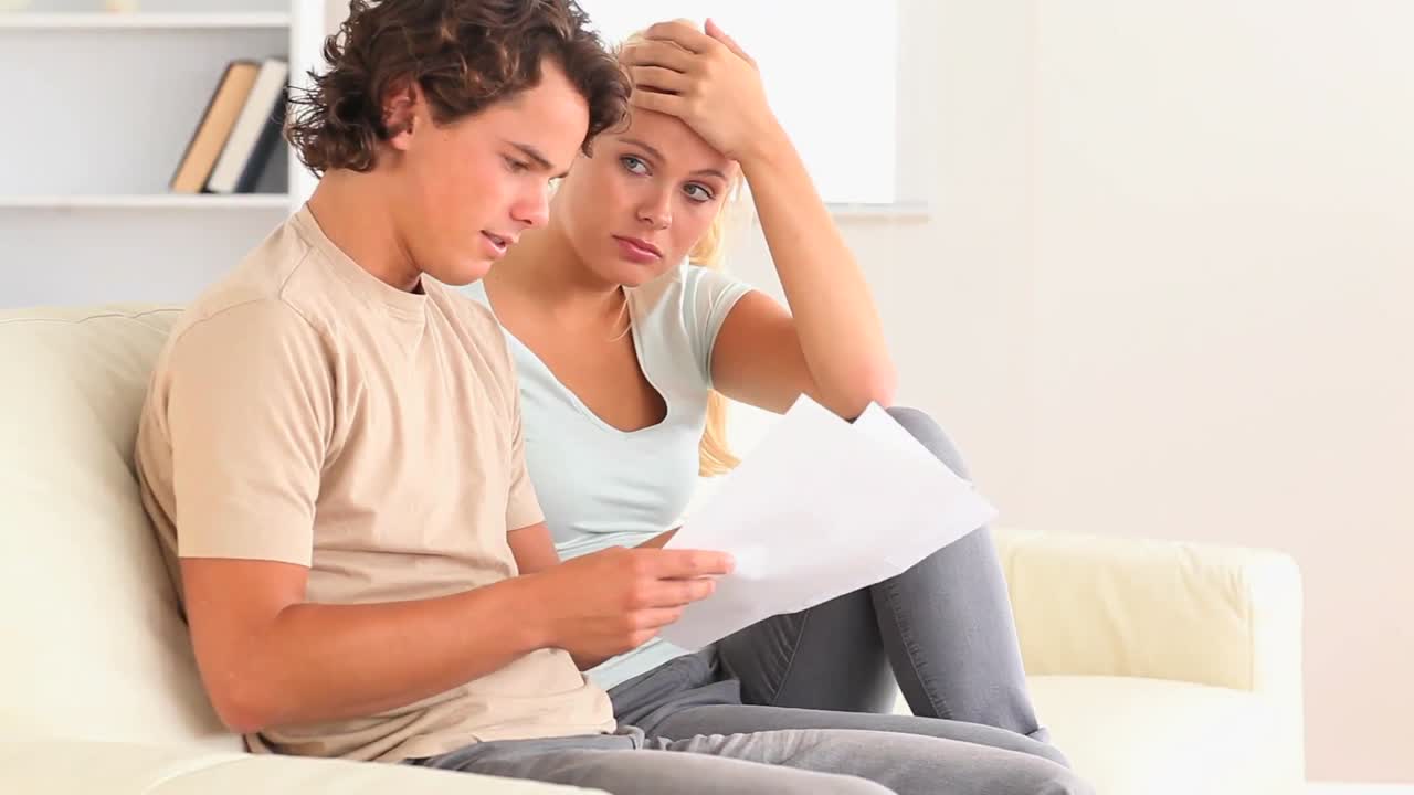 pareja mirando un documento