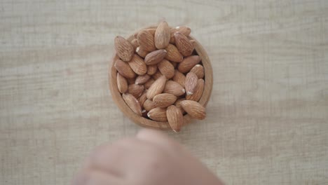 primer plano de un plato de almendras