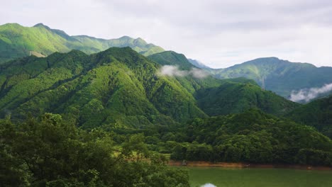 Prístino-Paisaje-Montañoso-De-Shikoku-Japón