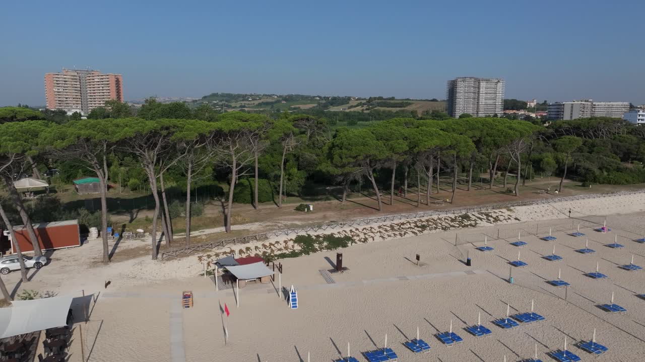 desde el mar hasta el parque de pineta naturale, porto recanati, italia