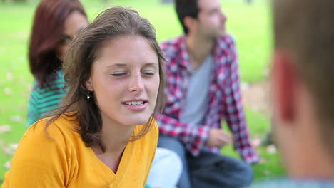 estudiantes charlando juntos en la hierba