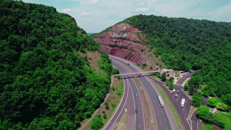 epic aerial siguiendo el conductor del camión con el remolque de la furgoneta seca entre las colinas de maryland, estados unidos