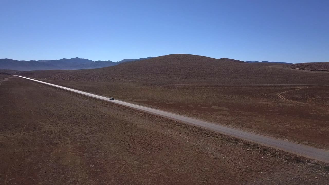antena: camino en el desierto del sahara