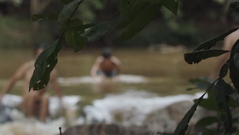 Ríos-En-Brasil-En-Niveles-Bajos-Debido-A-La-Escasez-De-Agua-Debido-A-La-Sequía---Gente-Desenfocada-Vadeando