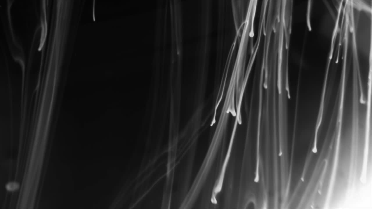 Volute liquide bianche astratte che scorrono su sfondo nero.