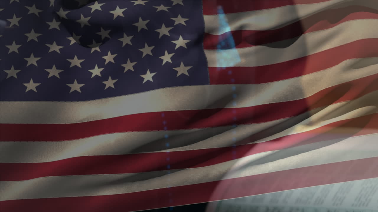 animación de la bandera estadounidense ondeando sobre la mujer y su hija en hijab leyendo un libro juntos