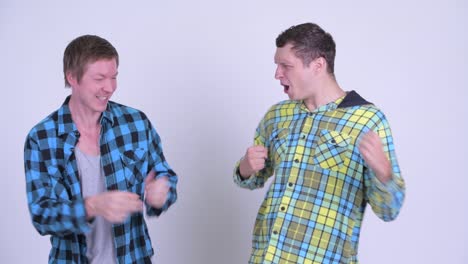 dos jóvenes felices y guapos como amigos
