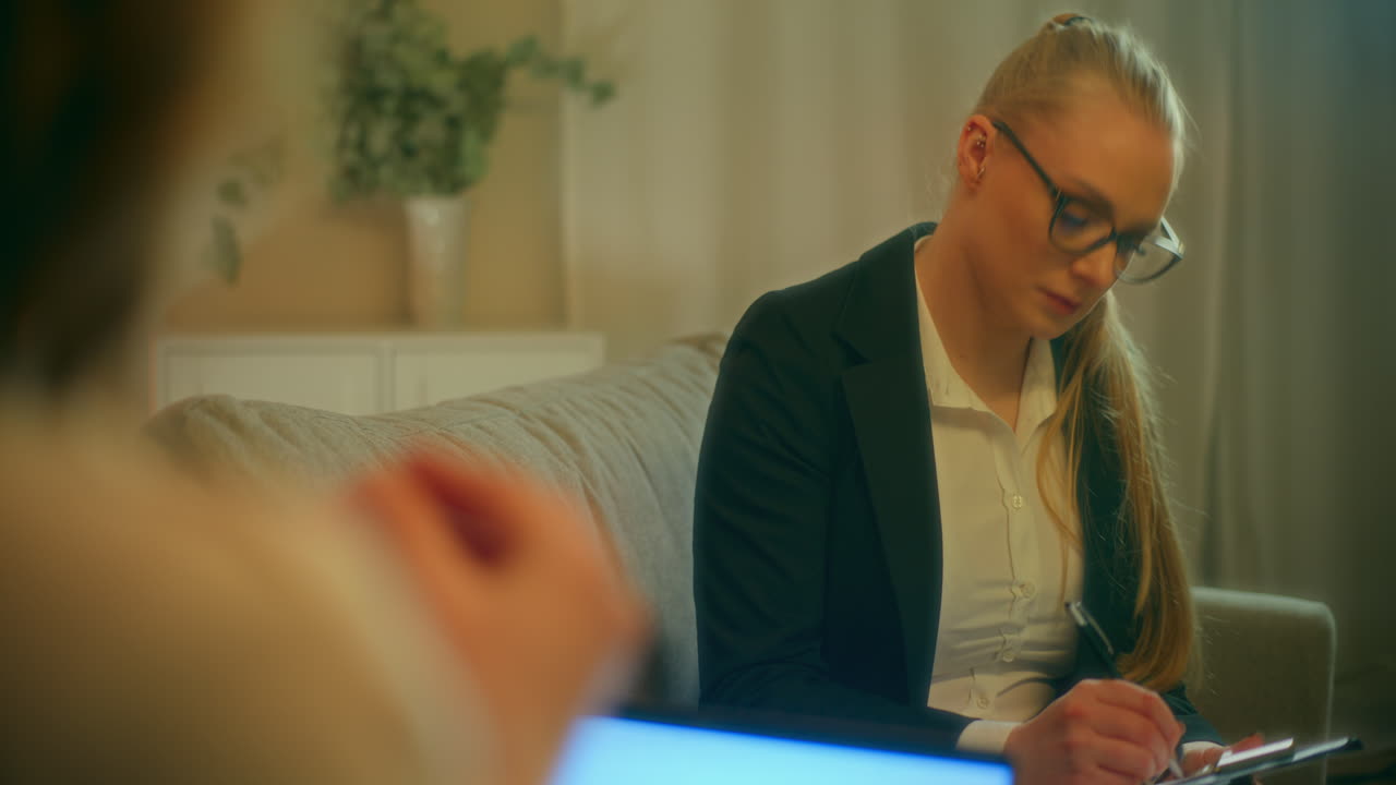 비즈니스 코치는 귀를 기울이고 정서적 지원을 제공합니다.