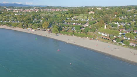 toma aérea de drones de la playa en el camping la quercia en el lago de garda en italia