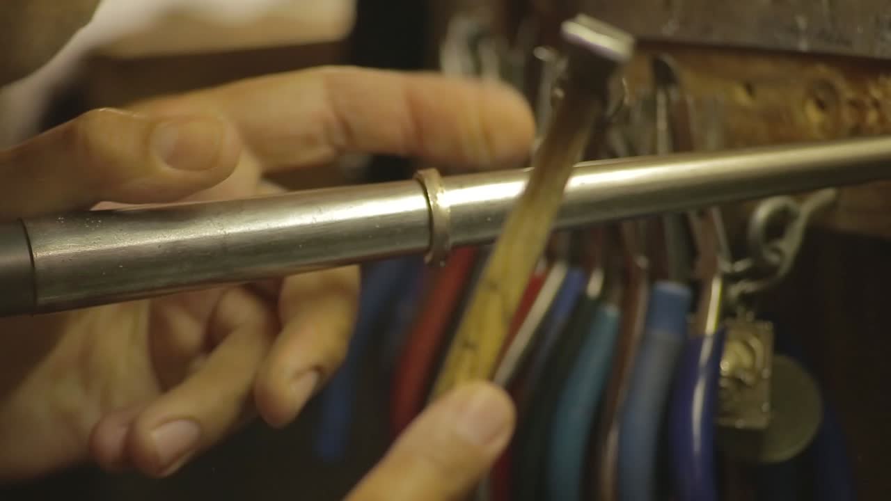 orfebre italiano en el trabajo construyendo un compromiso o un anillo de bodas