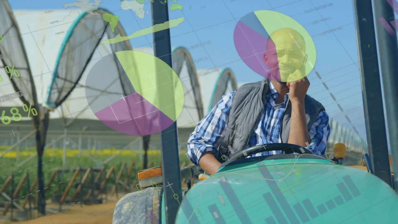 animación del procesamiento de datos sobre un agricultor afroamericano hablando en un teléfono inteligente sentado en un tractor