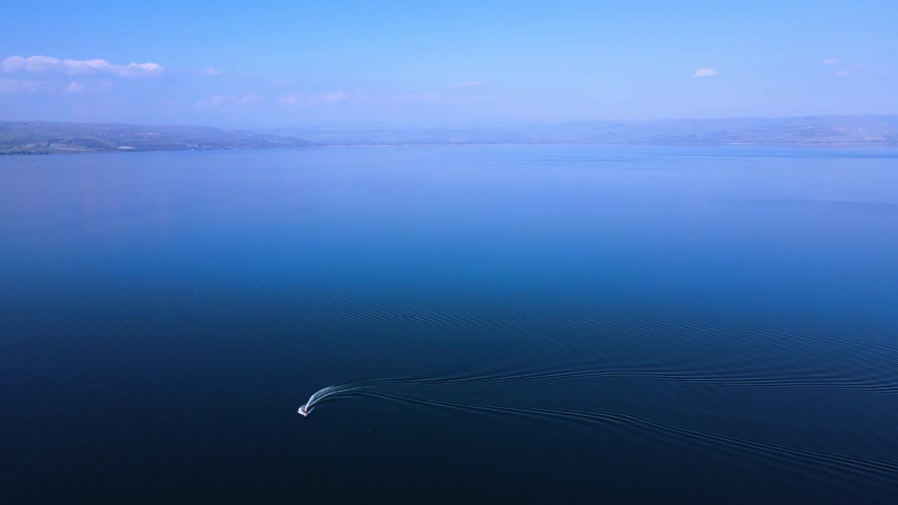 갈릴리 바다 은 봄 날, 스포츠 보트가 조용한 물을 통해 경주